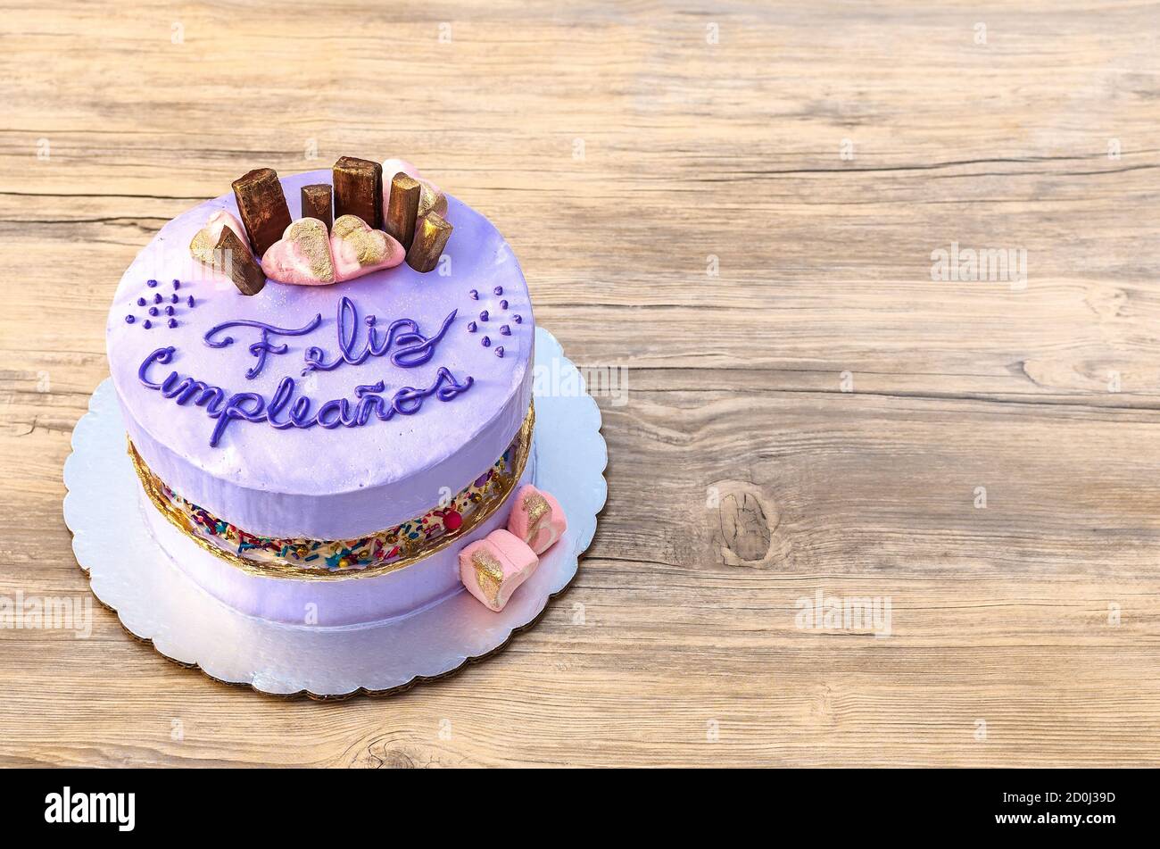 Mauve Gateau D Anniversaire Violet Decore De Chocolats Et De Saupoudres Colores Sur Fond De Bois Gateau De Ligne De Defaut Photo Stock Alamy