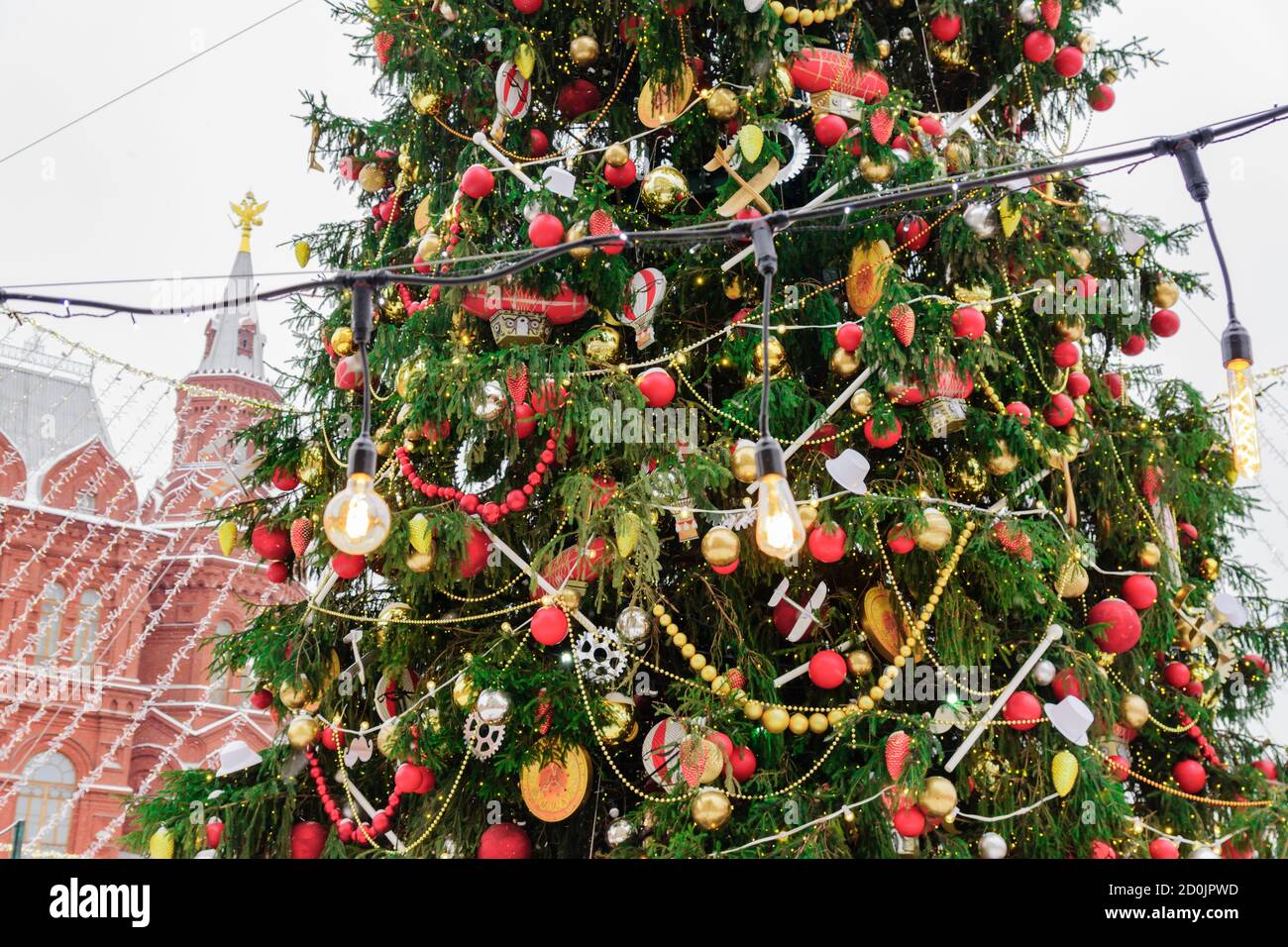 Place Manezhnaya décorée de la pfrt arbres de noël. Mocow, Russie Banque D'Images