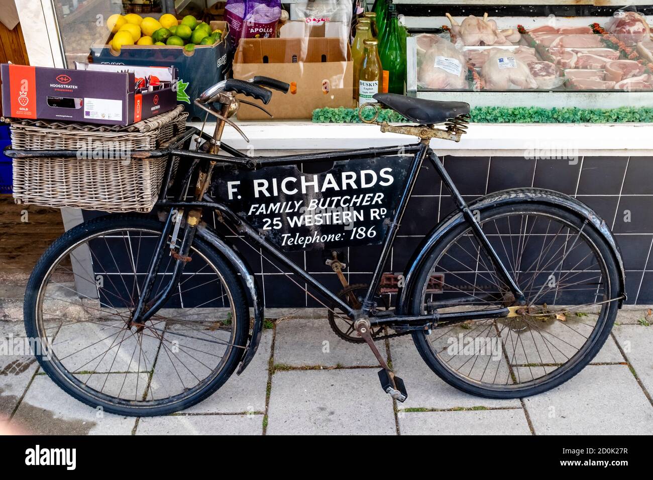 Un vélo de bouchers traditionnel à l'extérieur D'UN Buchers Shop, High Street, Lewes, East Sussex, Royaume-Uni. Banque D'Images