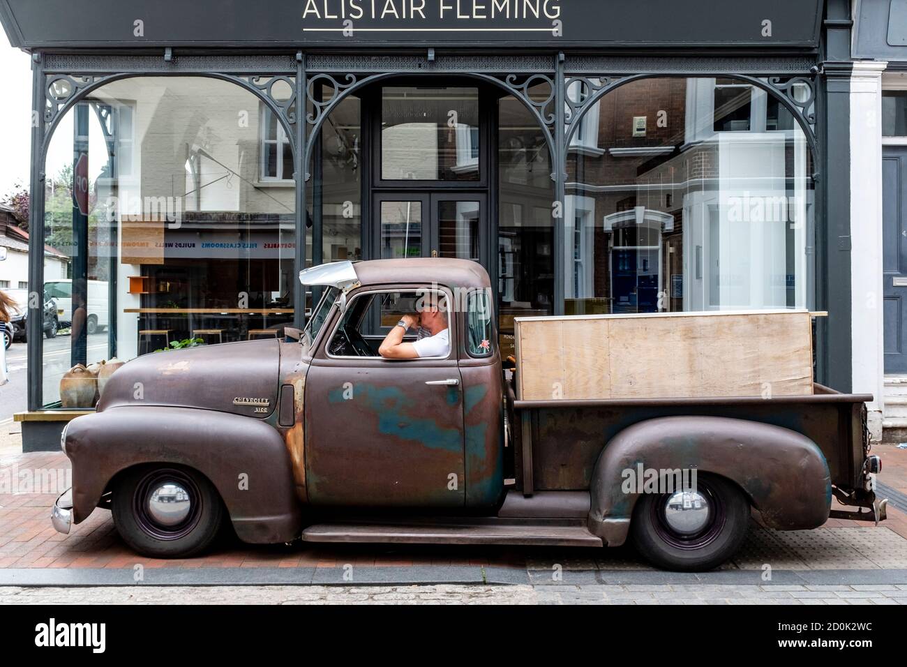 Une voiture/camion Classice Chevrolet 3100 devant UN magasin dans la ville de Lewes, East Sussex, Royaume-Uni. Banque D'Images