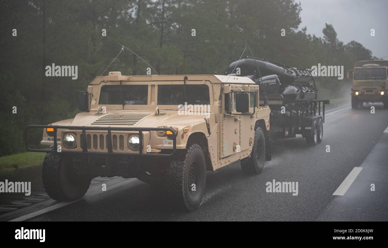 Les soldats de la troupe C, 1-153 escadron de Calvalry, 53e Escadron de la CIT, se déplacent en convoi vers les zones touchées de la Floride pendant l'ouragan Sally, le 16 septembre 2020. Les éléments de Charlie troupe sont équipés de bateaux pour la recherche et le sauvetage en haute eau. (É.-U. Photo de l'armée par Pvt. Orion Oettel 1ère classe) Banque D'Images