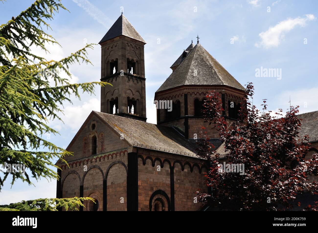 Die wunderolle Klosterkirche der benediktinerabtei von Maria Laach ist ein beeindruckendes Beispiel der romanischen Baukunst. - le merveilleux monaste Banque D'Images