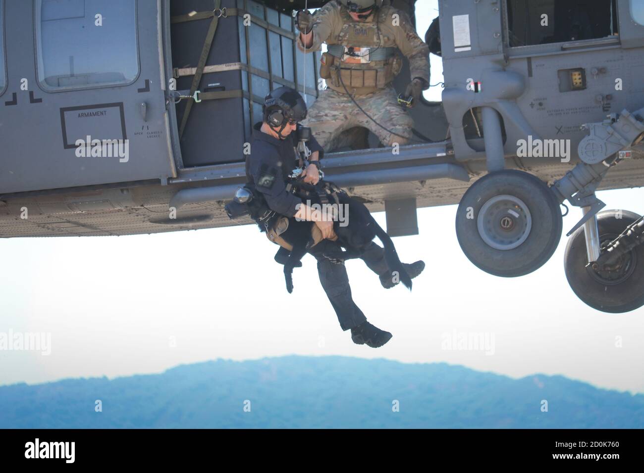 Les membres du Groupe de travail sur la drogue de contrepartie ainsi qu'une équipe locale de police K9 obtenant la certification de formation de palan, le 23 septembre à l'aérodrome fédéral de Moffett. Cette formation a été menée par le CDTF à l'intention des organismes d'application de la loi qui travaillent en partenariat avec le groupe de travail pour les opérations qui incluent l'insertion de personnel dans des zones difficiles d'accès. Le CDTF s'engage à soutenir les organismes d'application de la loi fédéraux, étatiques, locaux et tribaux, où un lien contre la drogue est le but principal. (É.-U. Photo de la Garde nationale aérienne/Sgt. Holly Bayly) Banque D'Images