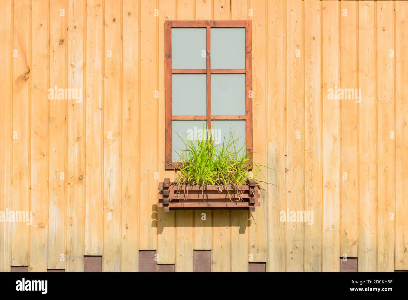 Fausse fenêtre sur un mur en bois. Décoration extérieure. Style de vie de campagne Banque D'Images