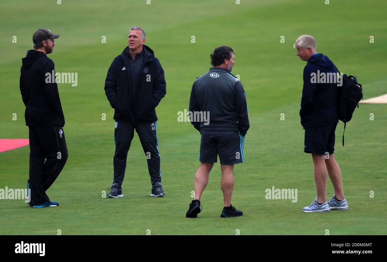 Directeur de Cricket Alec Stewart (deuxième à gauche) et entraîneur-chef de Lancashire Glen Chapple (à droite) sur le terrain avant le match de demi-finale Vitality Blast T20 à Edgbaston, Birmingham. Banque D'Images