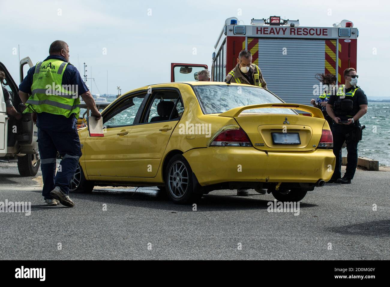 Melbourne, Australie 03 octobre 2020, les services d'urgence récupèrent un véhicule qui avait été conduit sur un quai à Brighton samedi matin, plusieurs membres du public ont sauté dans l'eau pour aider le conducteur, qui a été transporté à l'hôpital pour évaluation. Crédit : Michael Currie/Alay Live News Banque D'Images