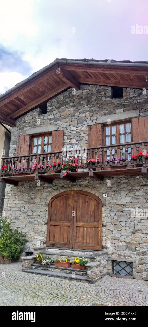 Maisons modernes de montagne construites avec des technologies innovantes mais respectant la tradition. Pontechianale, Cuneo. Banque D'Images