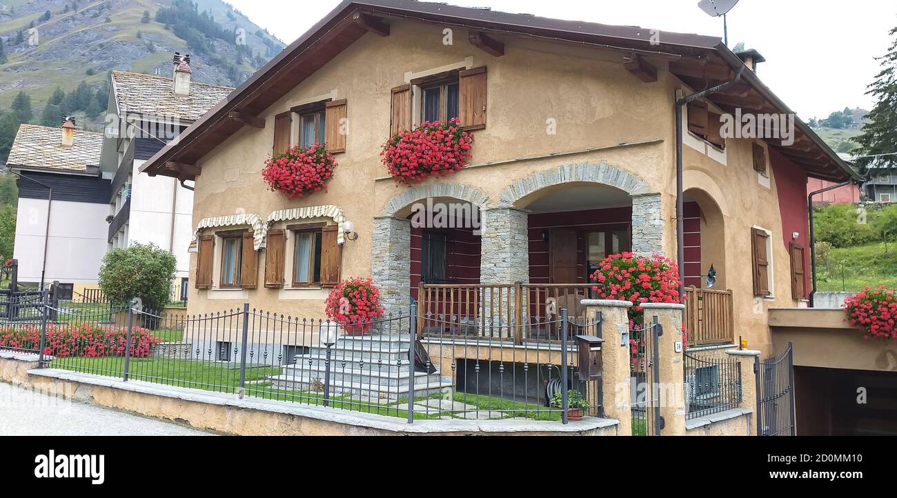 Maisons modernes de montagne construites avec des technologies innovantes mais respectant la tradition. Pontechianale, Cuneo. Banque D'Images