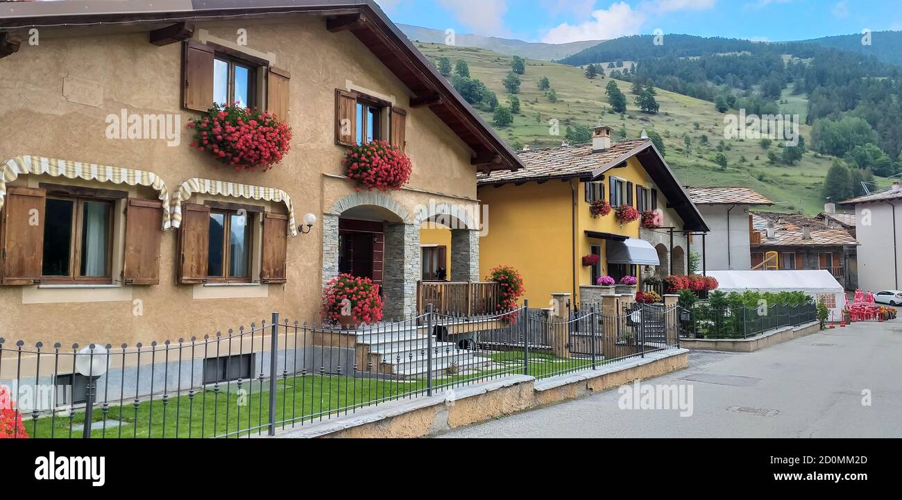 Maisons modernes de montagne construites avec des technologies innovantes mais respectant la tradition. Pontechianale, Cuneo. Banque D'Images