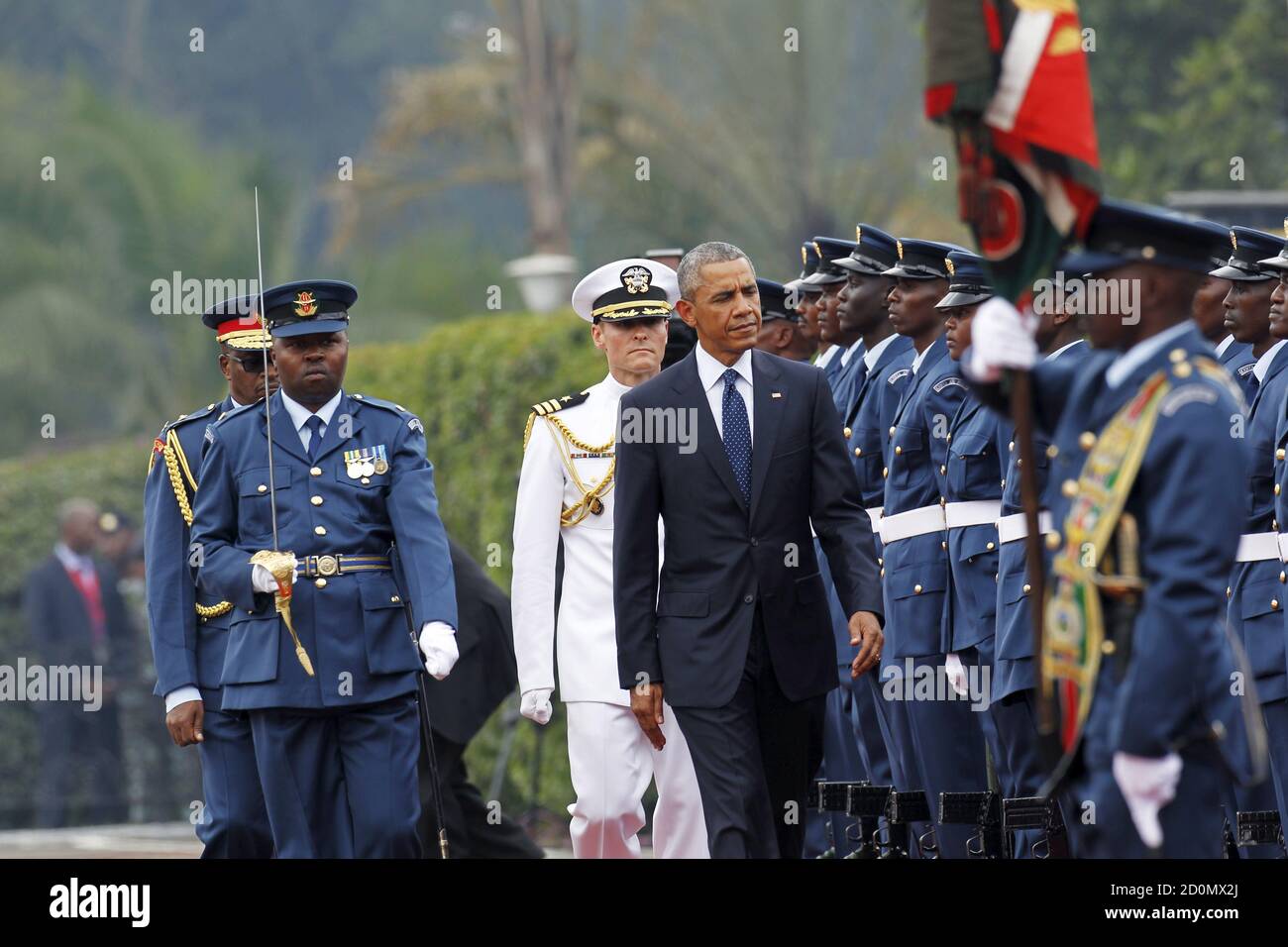 Le président américain Barack Obama examine une garde d'honneur des Forces de défense du Kenya lors d'une visite à la Maison d'État, dans la capitale du Kenya, Nairobi, le 25 juillet 2015. REUTERS/Thomas Mukoya Banque D'Images