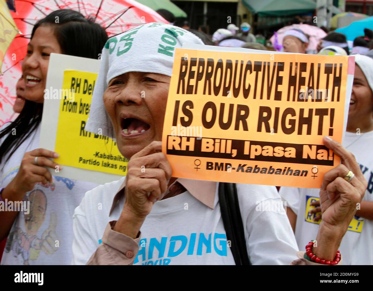 Les partisans du projet de loi sur la santé génésique scandent des slogans alors qu'ils défilent au Congrès philippin lors des célébrations de la Journée internationale de la femme à Quezon, dans la ville métropolitaine de Manille, le 8 mars 2011. Les législateurs de la chambre basse du Congrès philippin entamera le débat sur la mesure proposée en matière de santé reproductive, en encourageant l'utilisation des contraceptifs, y compris les préservatifs, mais les évêques catholiques romains conservateurs devraient s'opposer à ce projet de loi, ont rapporté les médias locaux. REUTERS/Erik de Castro (PHILIPPINES - Tags: SOCIÉTÉ DE LA SANTÉ) Banque D'Images