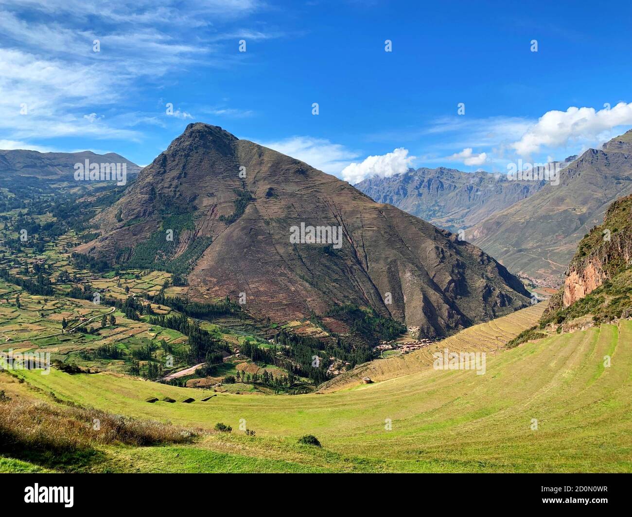 Vallée sacrée Incas Pérou région Cusco, terrasses agricoles vertes entouré de montagnes des Andes, idyllique nature péruvienne, paysage pittoresque d'été. Banque D'Images