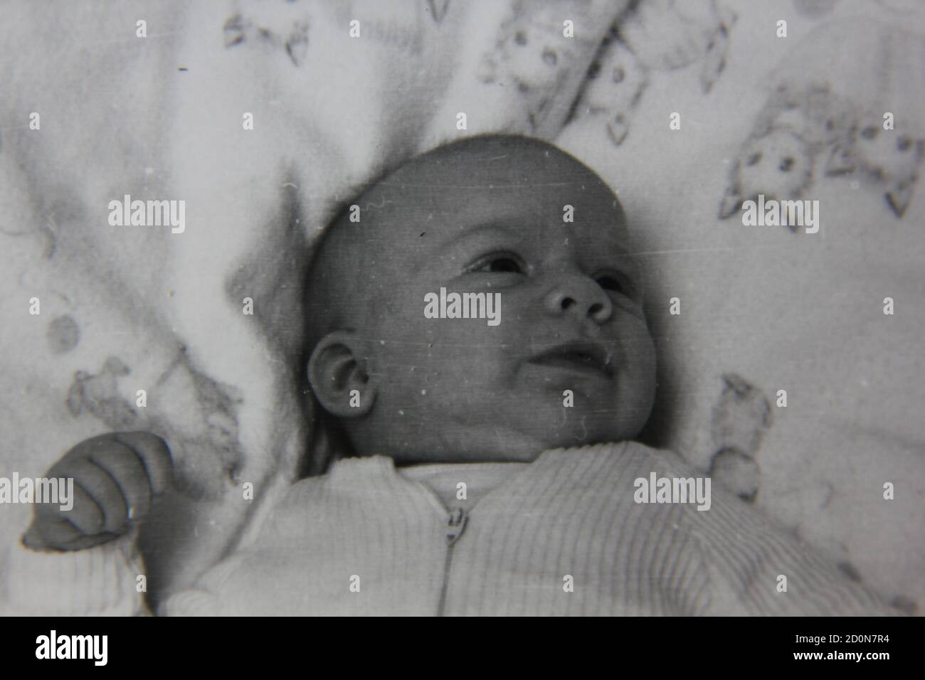 Belle Photographie En Noir Et Blanc Vintage Des Annees 1970 D Un Bebe Enveloppe Dans Une Couverture Photo Stock Alamy