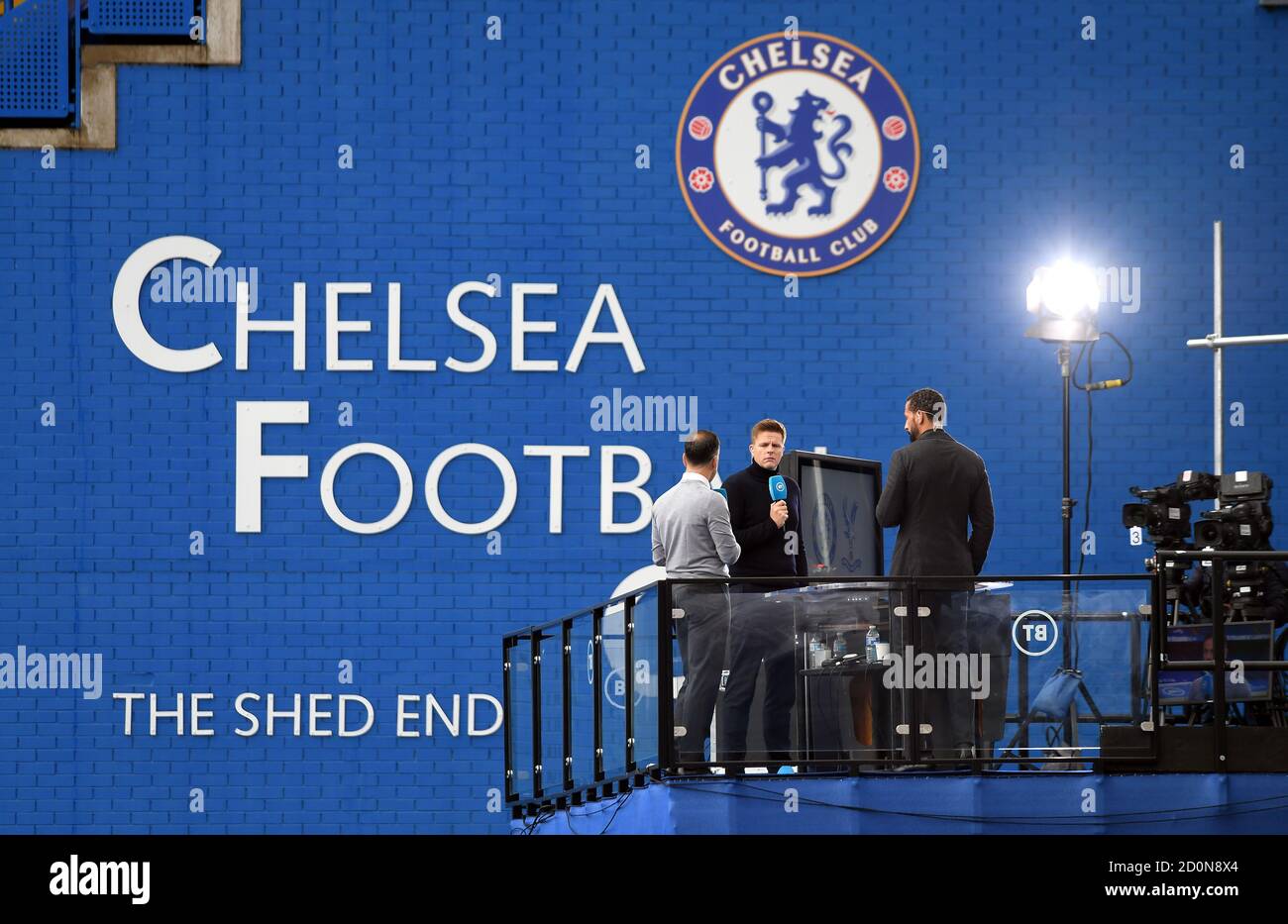 Le présentateur de BT Sport Jake Humphrey (au centre) avec l'ancien joueur de Chelsea Joe Cole (à gauche) et l'ancien joueur de Manchester United Rio Ferdinand avant le match de la Premier League à Stamford Bridge, Londres. Banque D'Images