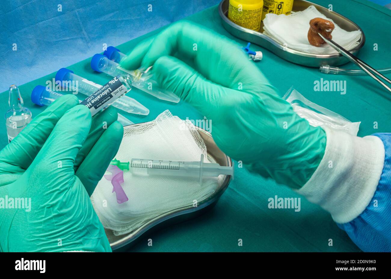 L'infirmière brise le flacon d'anesthésie, préparation pour extraire le liquide céphalorachidien pour étudier les causes chez une personne atteinte par la myélite transversale qui était inj Banque D'Images