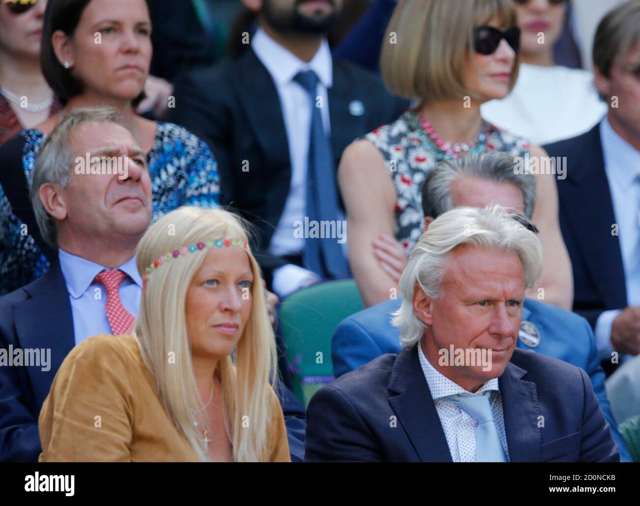 L'ancien joueur de tennis Bjorn Borg et son épouse Patricia sur le court du  Centre aux championnats de tennis de Wimbledon à Londres, le 10 juillet  2015. REUTERS/Suzanne Plunkett Photo Stock -