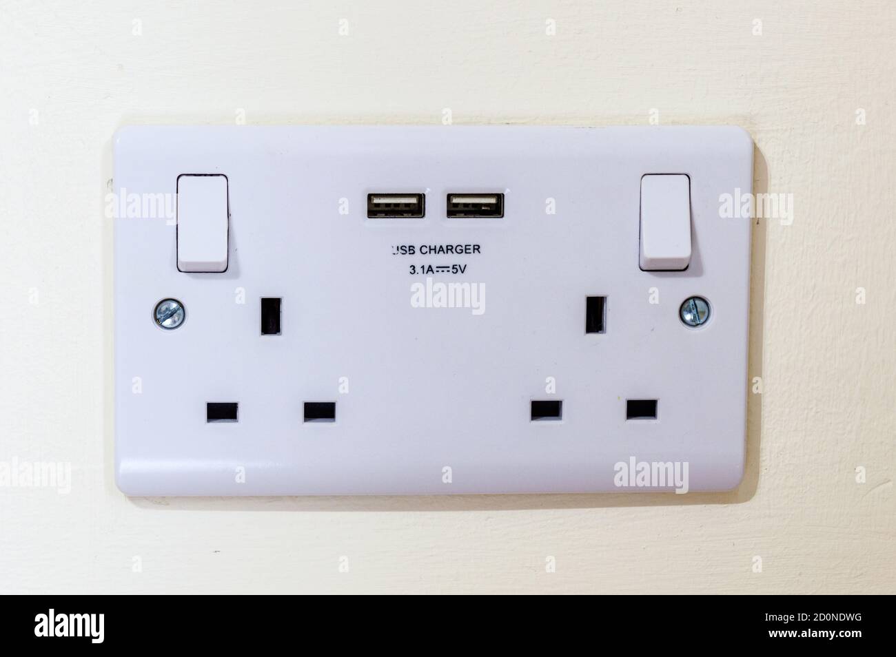Prise UK gang avec prises USB Banque D'Images