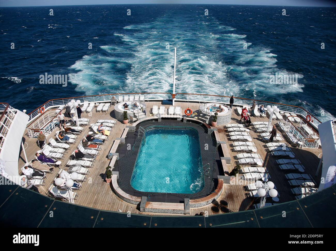 Les passagers profitent du soleil sur la terrasse de la poupe en route vers  Halifax lors de la croisière Titanic Memorial Cruise dans l'océan  Atlantique ouest le 15 avril 2012. La croisière