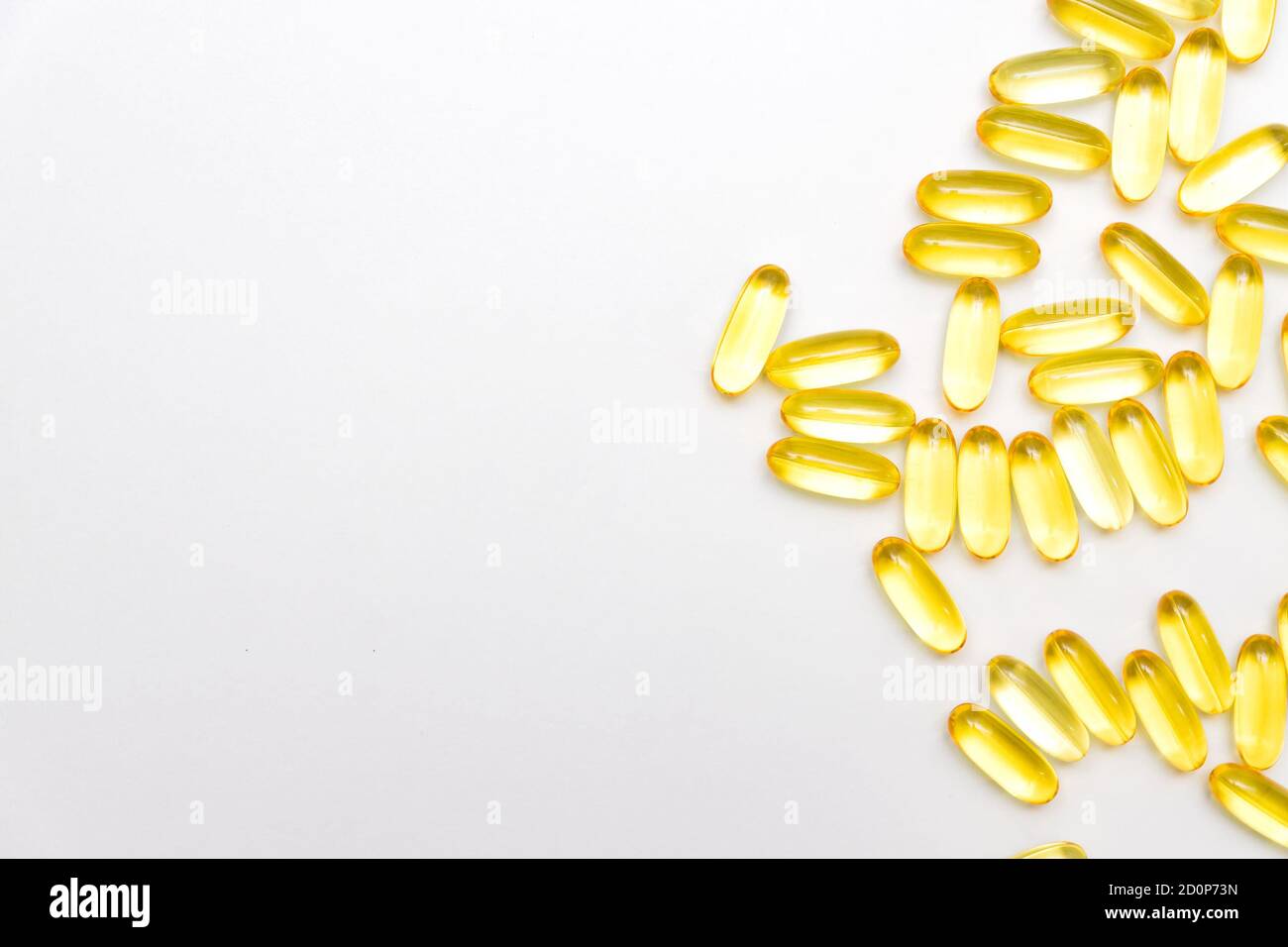 Pile de capsules Omega 3 sur fond blanc avec copie espace pour votre texte Banque D'Images