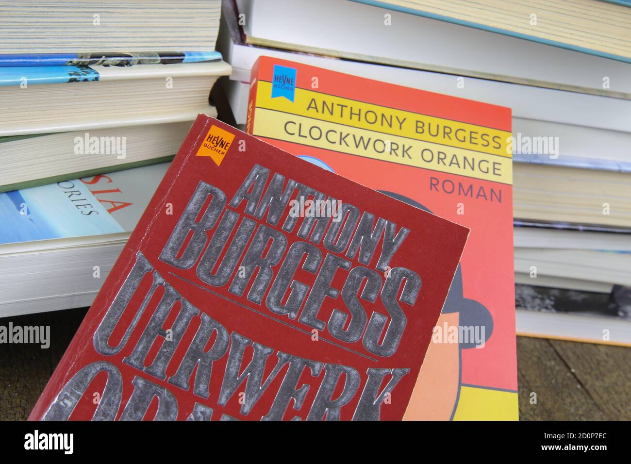 Viersen, Allemagne - mai 9. 2020: Vue sur les couvertures de livre isolées d'Anthony Burgess horloge orange avec pile de livres fond Banque D'Images