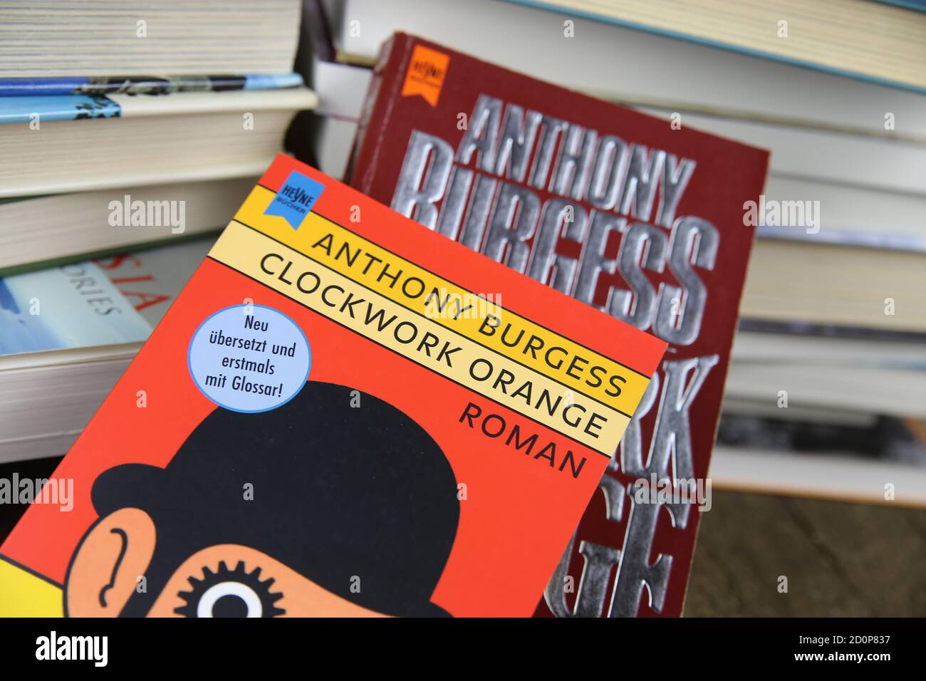Viersen, Allemagne - mai 9. 2020: Vue sur les couvertures de livre isolées d'Anthony Burgess horloge orange avec pile de livres fond Banque D'Images