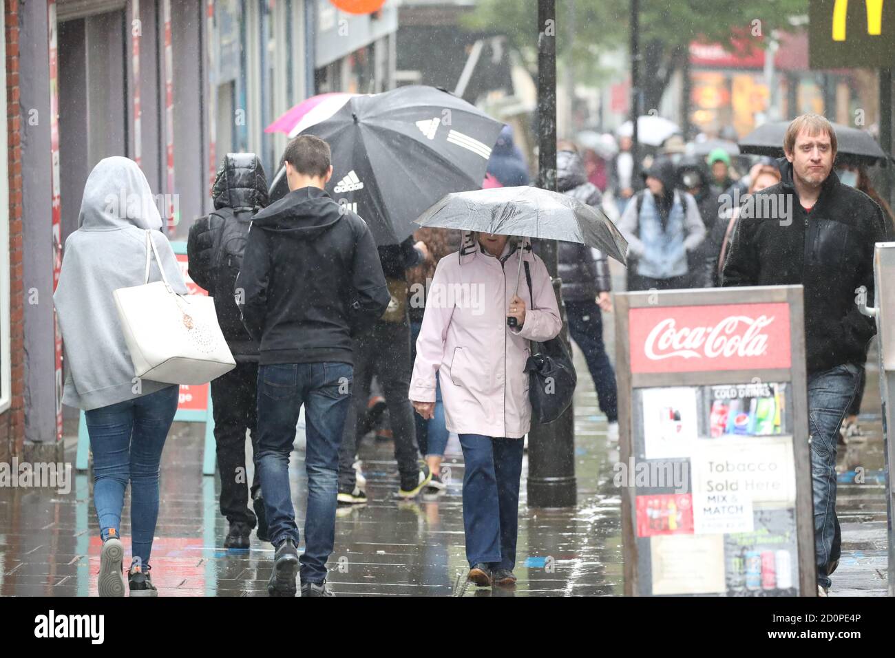 Les gens traversent la pluie dans le centre-ville de Nottingham, car de fortes pluies déchaînent des parties du Royaume-Uni, et le met Office émet des avertissements qui n'ont pas été observés depuis mars. Banque D'Images