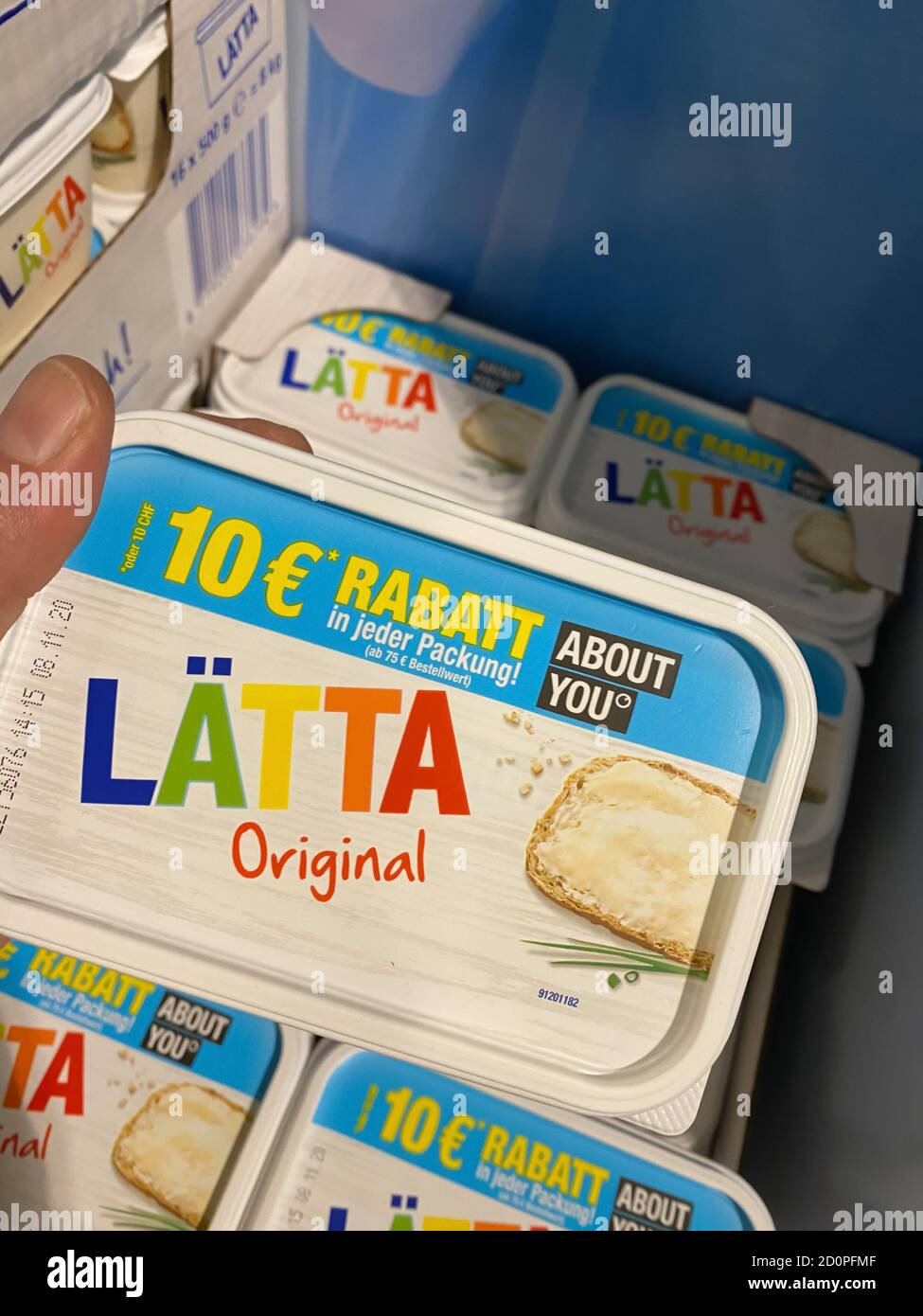 Viersen, Allemagne - juillet 9. 2020: Vue sur le paquet margarine latta dans le supermarché allemand Banque D'Images