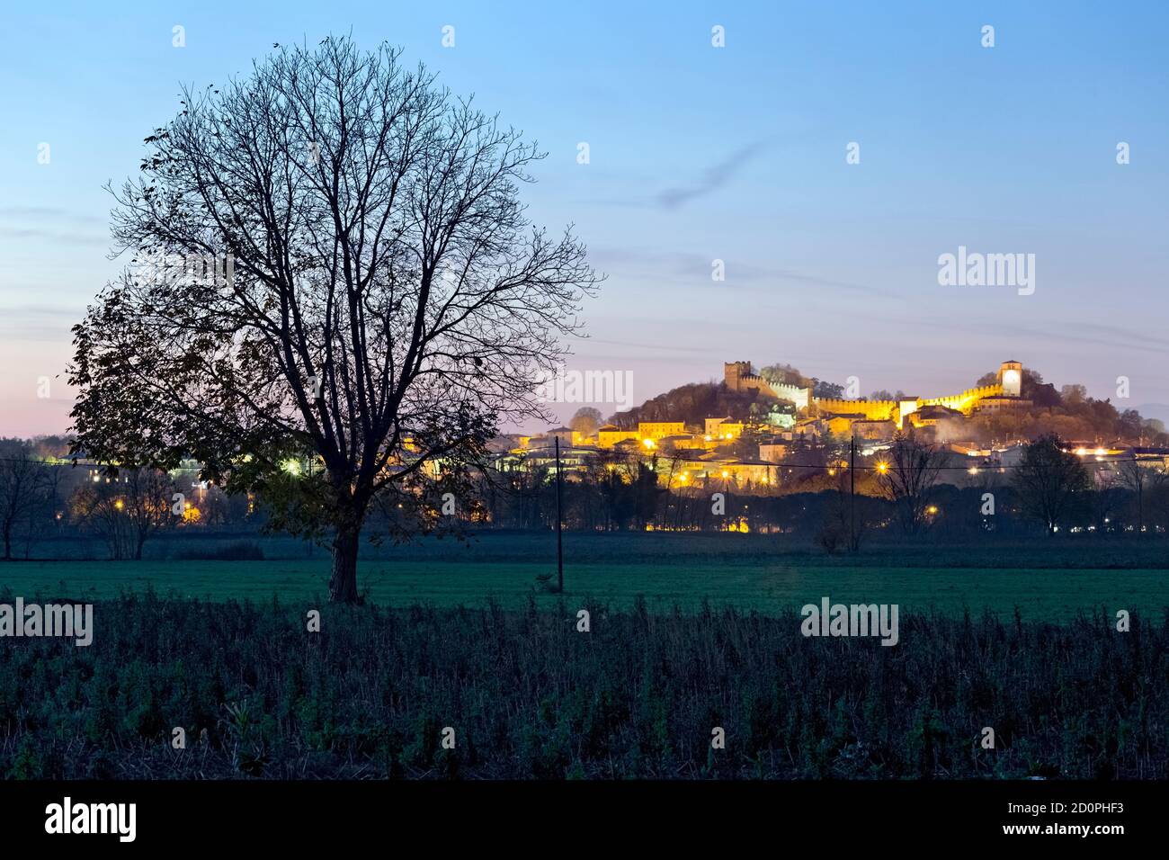 Le village médiéval de Monzambano s'élève au-dessus de la plaine Lombard. Monzambano, province de Mantova, Lombardie, Italie, Europe. Banque D'Images
