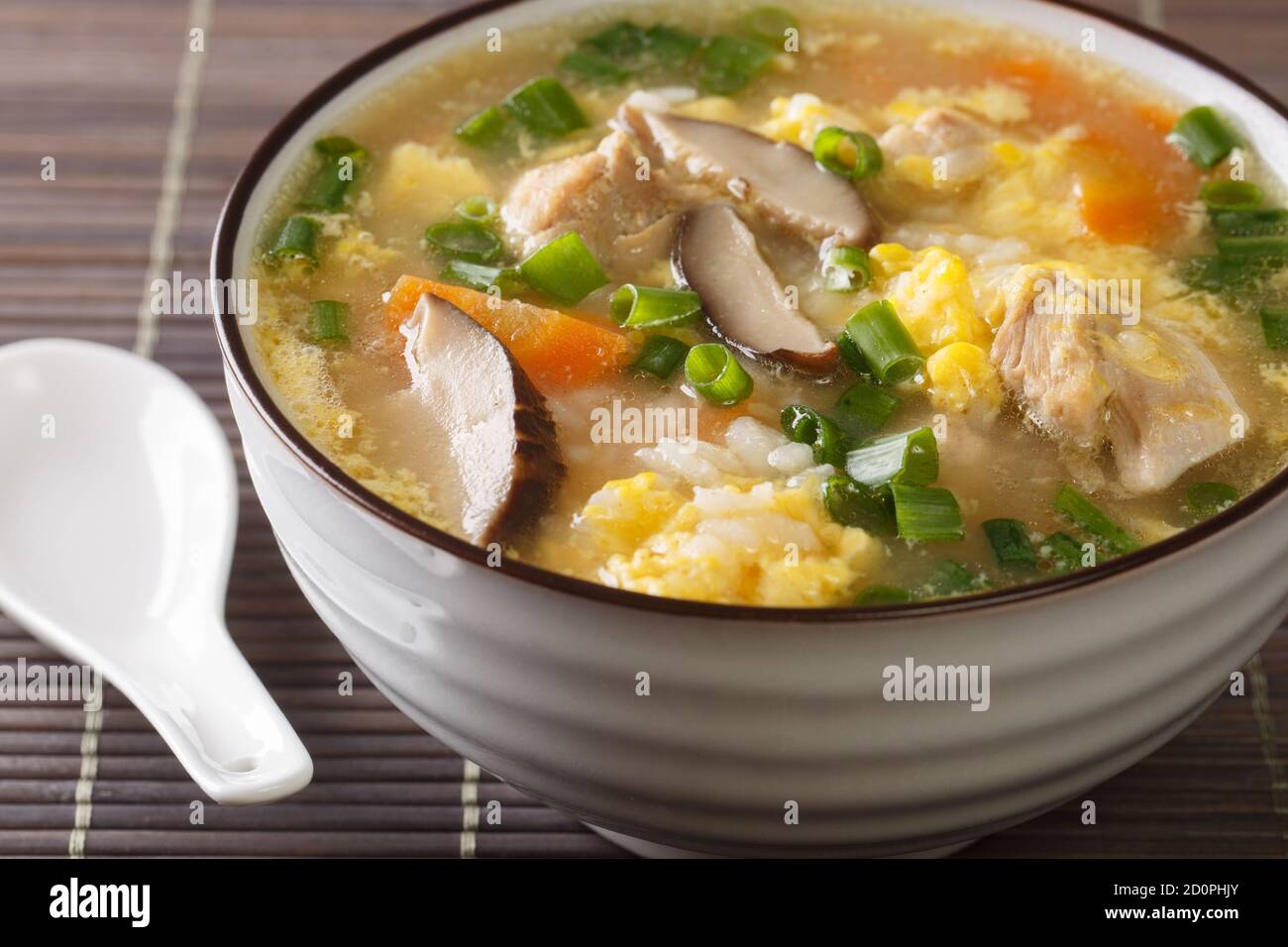 La nourriture japonaise, le riz et la soupe chaude appelle Zogui gros plan dans un bol sur la table. Horizontale Banque D'Images