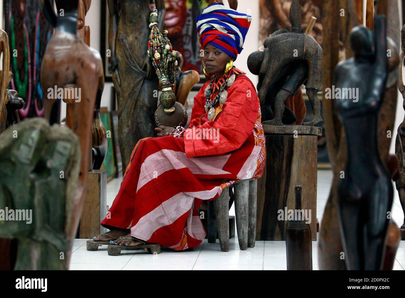 L'artiste et designer Nike Davies-Okundaye pose pour un portrait dans sa  galerie d'art dans le quartier de Lekki à Lagos le 30 août 2013. Davies- Okundaye voit l'intérêt croissant des collectionneurs locaux et