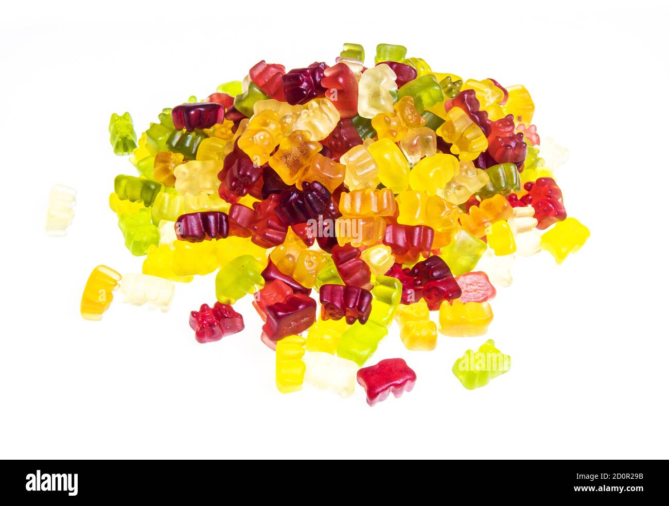 Tas de divers bonbons d'ours en gelée multicolores isolés sur un arrière-plan blanc Banque D'Images