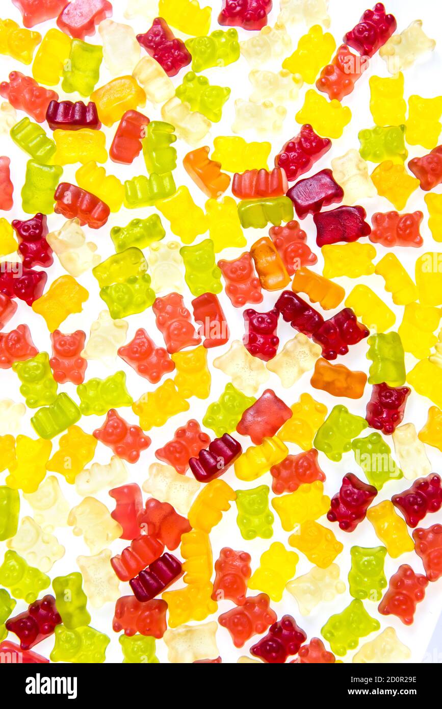 Tas de divers bonbons d'ours en gelée multicolores isolés sur un arrière-plan blanc Banque D'Images