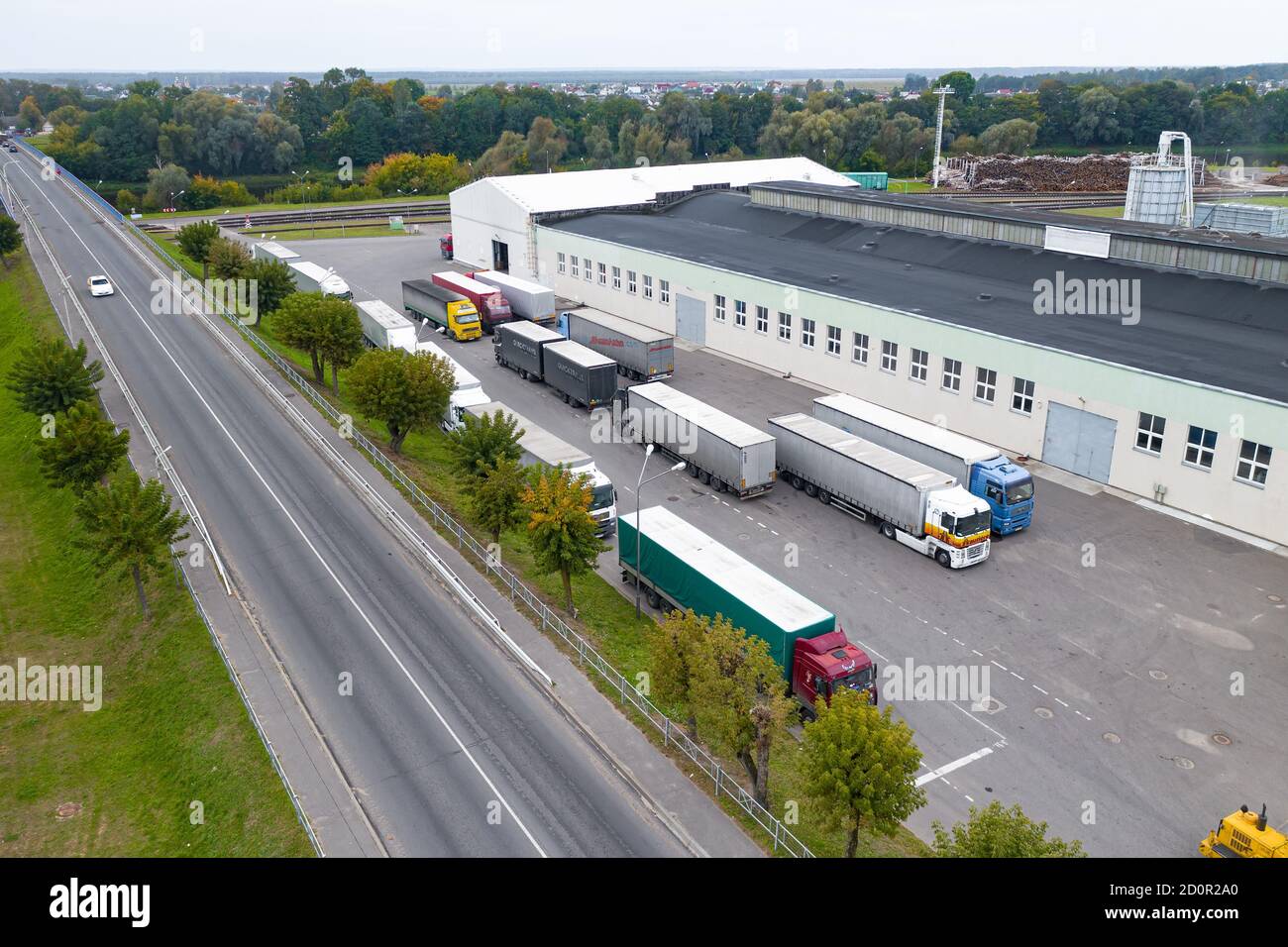 MINSK, BÉLARUS - SEPTEMBRE 2020 : usine de transformation d'une vue de dessus d'arbre. Les chariots sont en attente de chargement. Banque D'Images