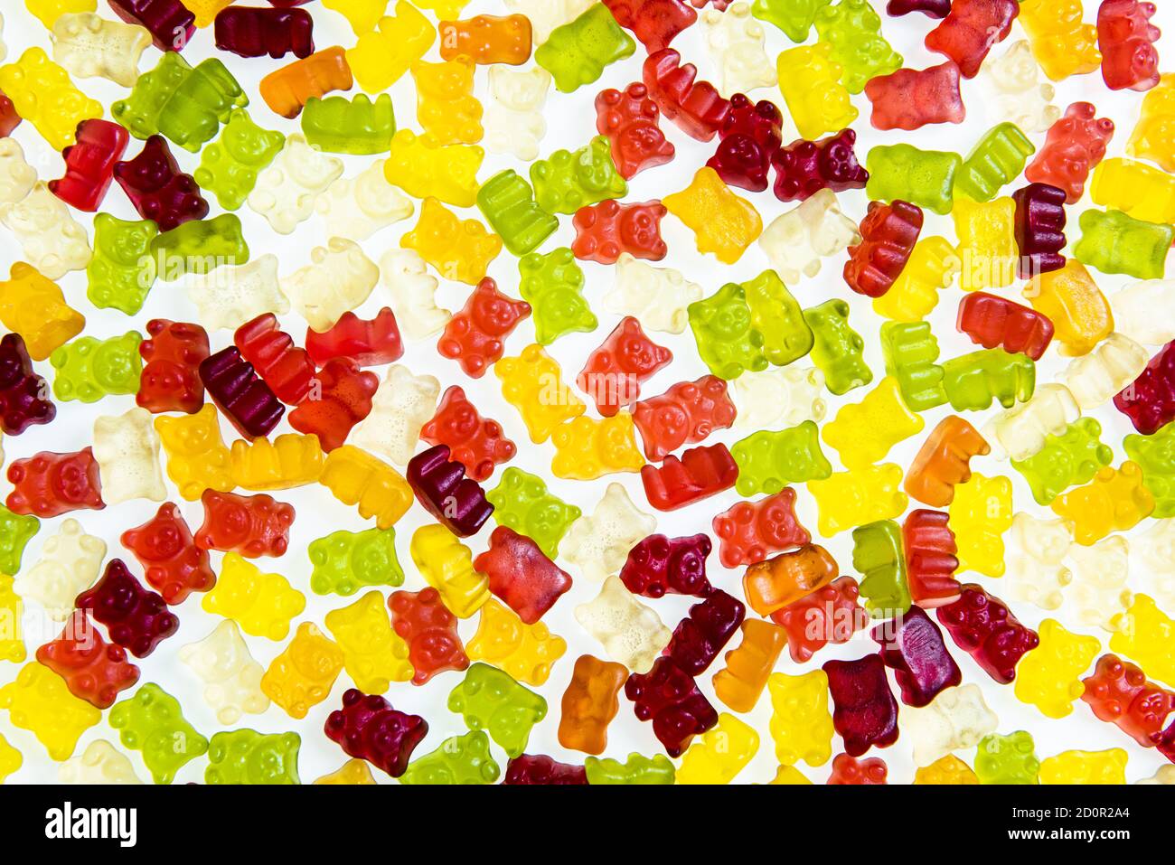 Tas de divers bonbons d'ours en gelée multicolores isolés sur un arrière-plan blanc Banque D'Images