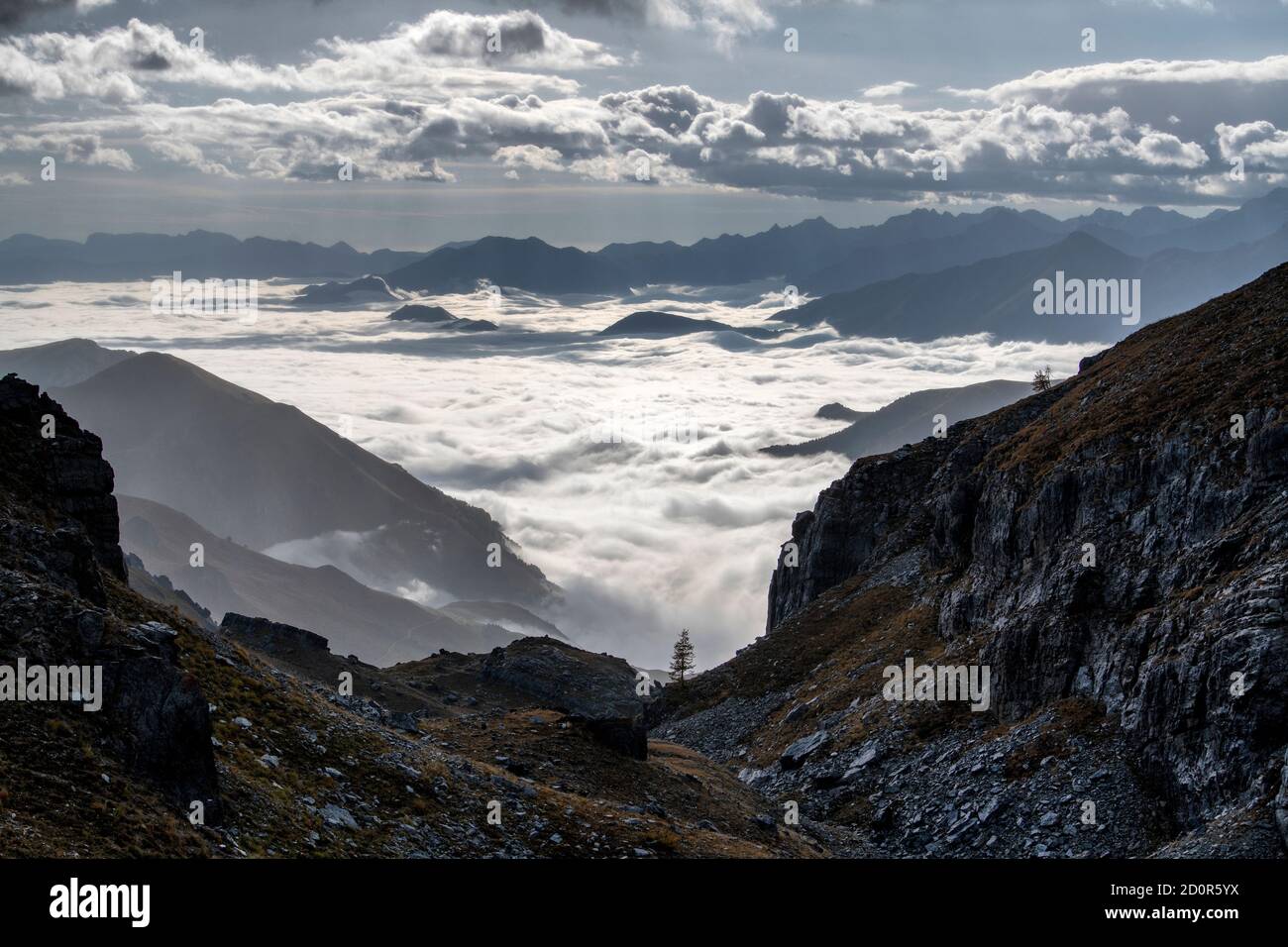 Inversion de nuages photographiée à partir de la Colle della Fauniera, un col de montagne dans les Alpes cottiennes, Piémont, au nord de l'Italie. Banque D'Images
