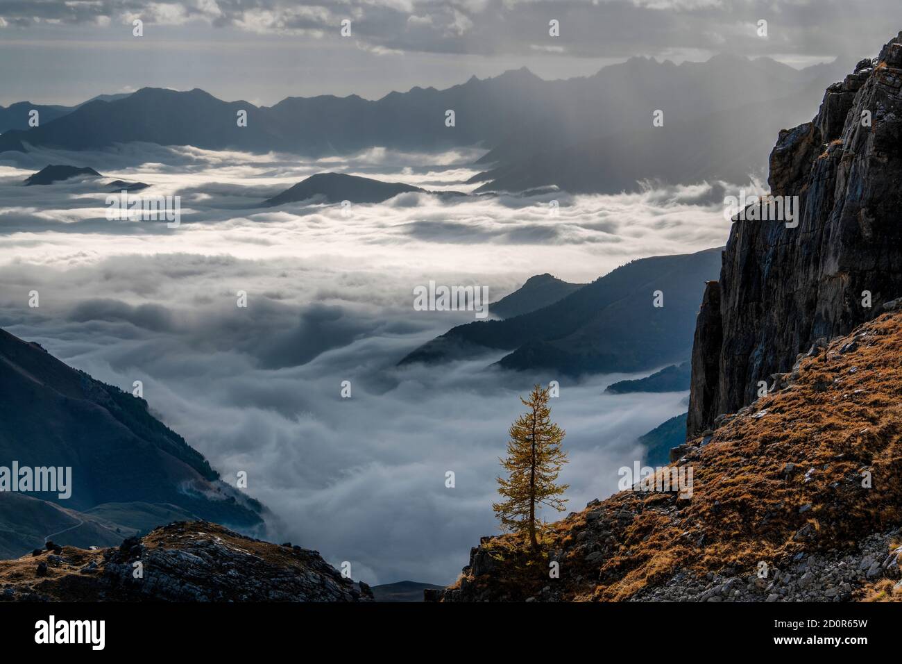 Inversion de nuages photographiée à partir de la Colle della Fauniera, un col de montagne dans les Alpes cottiennes, Piémont, au nord de l'Italie. Banque D'Images