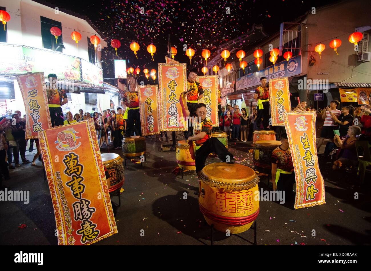 Georgetown, Penang/Malaysia - Jan 24 2020: Fête de la saison 24 le drum performer bannière de porter souhaitant bonne chance pendant la nouvelle année chinoise. Banque D'Images