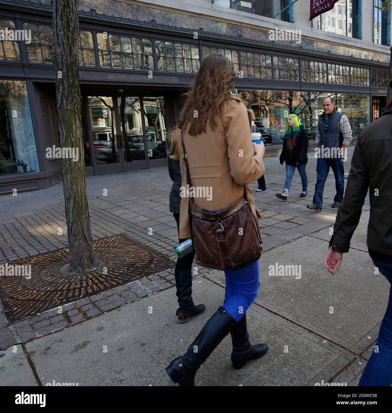 Pedestrians walk past a storefront on Newbury Street in Boston, Massachusetts November 10, 2013, where then United States President John F. Kennedy attended Mass at St. Francis Xavier Chapel on October 20, 1963. REUTERS/Brian Snyder (UNITED STATES - Tags: POLITICS ANNIVERSARY) Banque D'Images