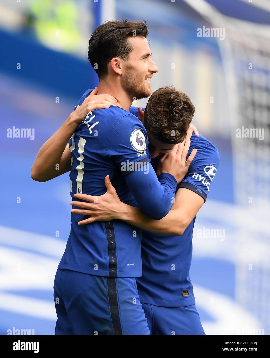 Ben Chilwell de Chelsea (à gauche) célèbre avec son coéquipier Jorginho après avoir marquant le premier but de son côté lors du match de la Premier League à Stamford Bridge, Londres. Banque D'Images