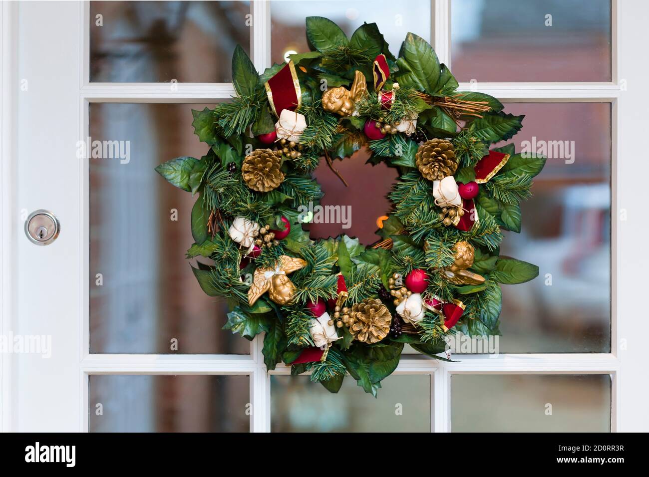 Gros plan, détail d'une couronne de Noël sur la porte avant traditionnelle d'une maison au Royaume-Uni Banque D'Images