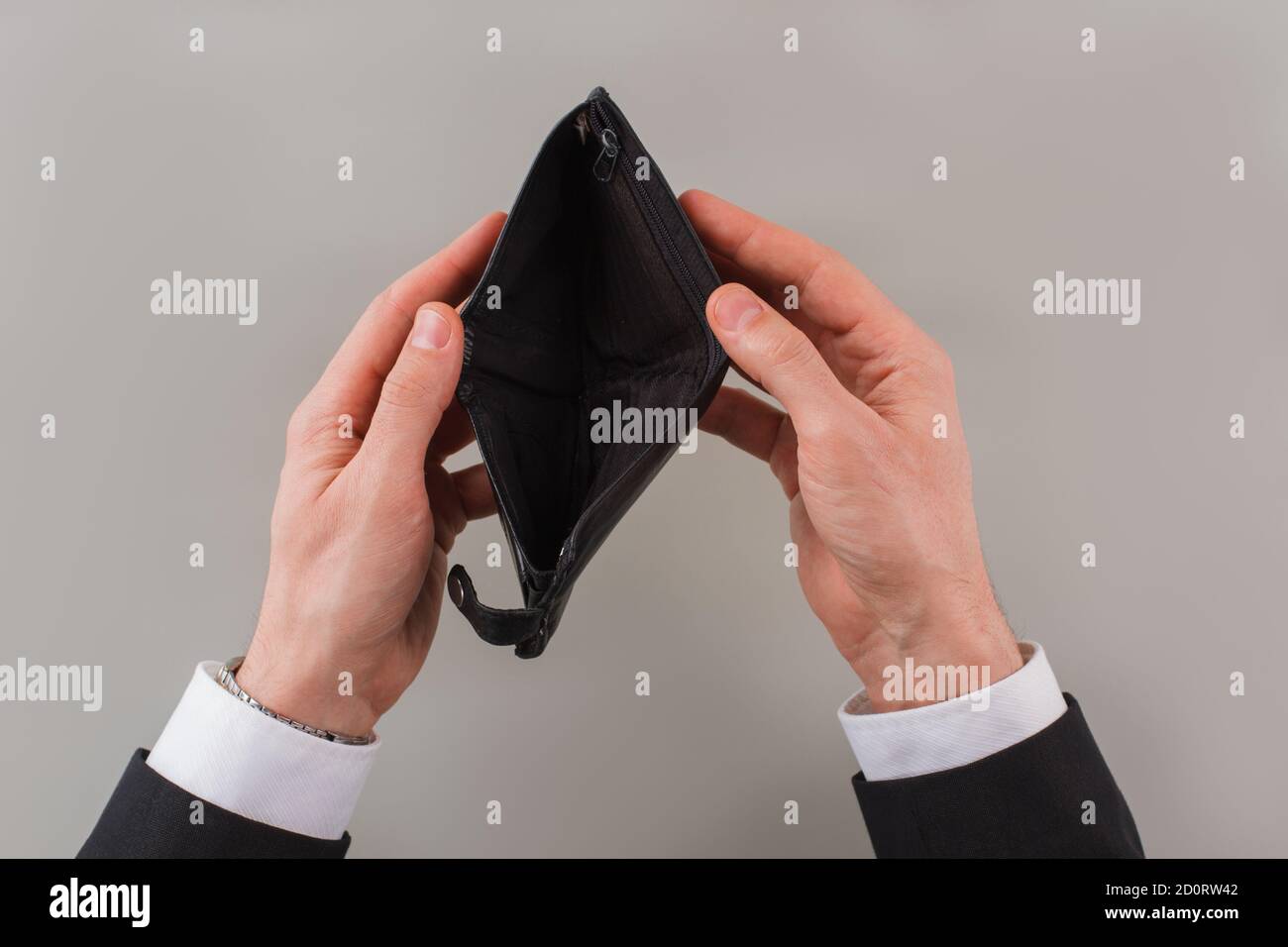 Mains d'homme d'affaires tenant un portefeuille vide. Banque D'Images