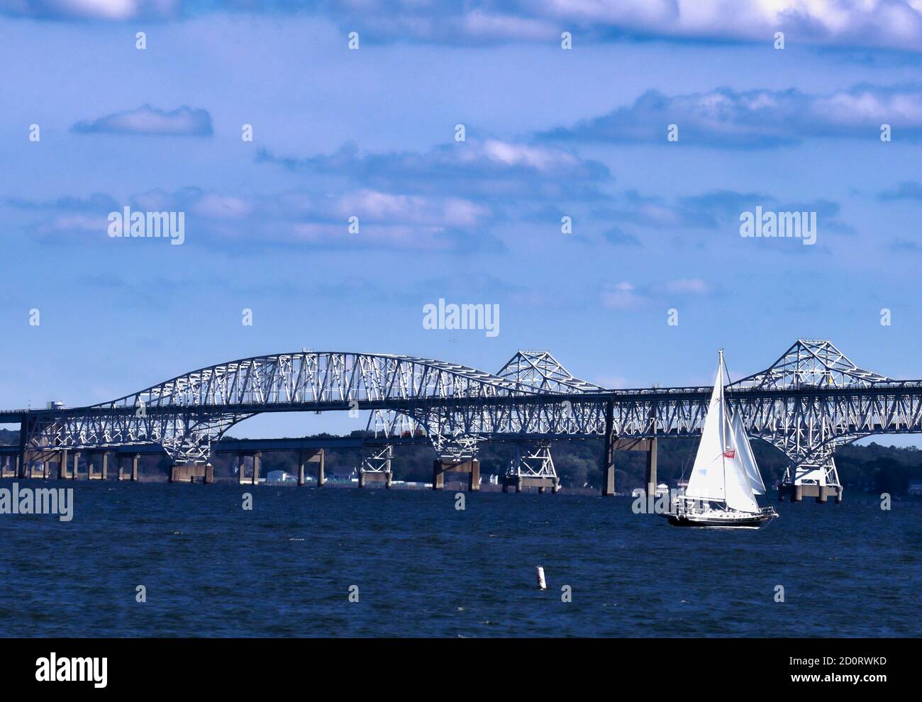 Le bateau à voile se dirige vers le pont de Chesapeake Bay dans le Maryland. Banque D'Images