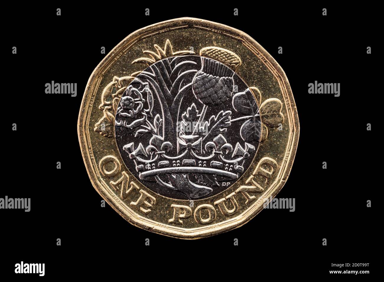 Une nouvelle pièce de monnaie britannique d'une livre de l'Angleterre britannique a été introduite en 2017 qui montrent des emblèmes de chacune des nations coupées et isolé sur un fond noir Banque D'Images