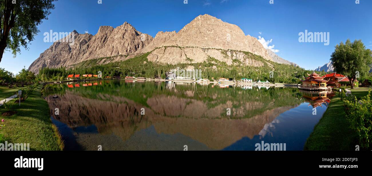 Le lac Lower Kachura, également connu sous le nom de Shangrila Lake, est situé dans le village de Kachura dans la ville de Skardu à une hauteur de 2,500 mètres. Banque D'Images