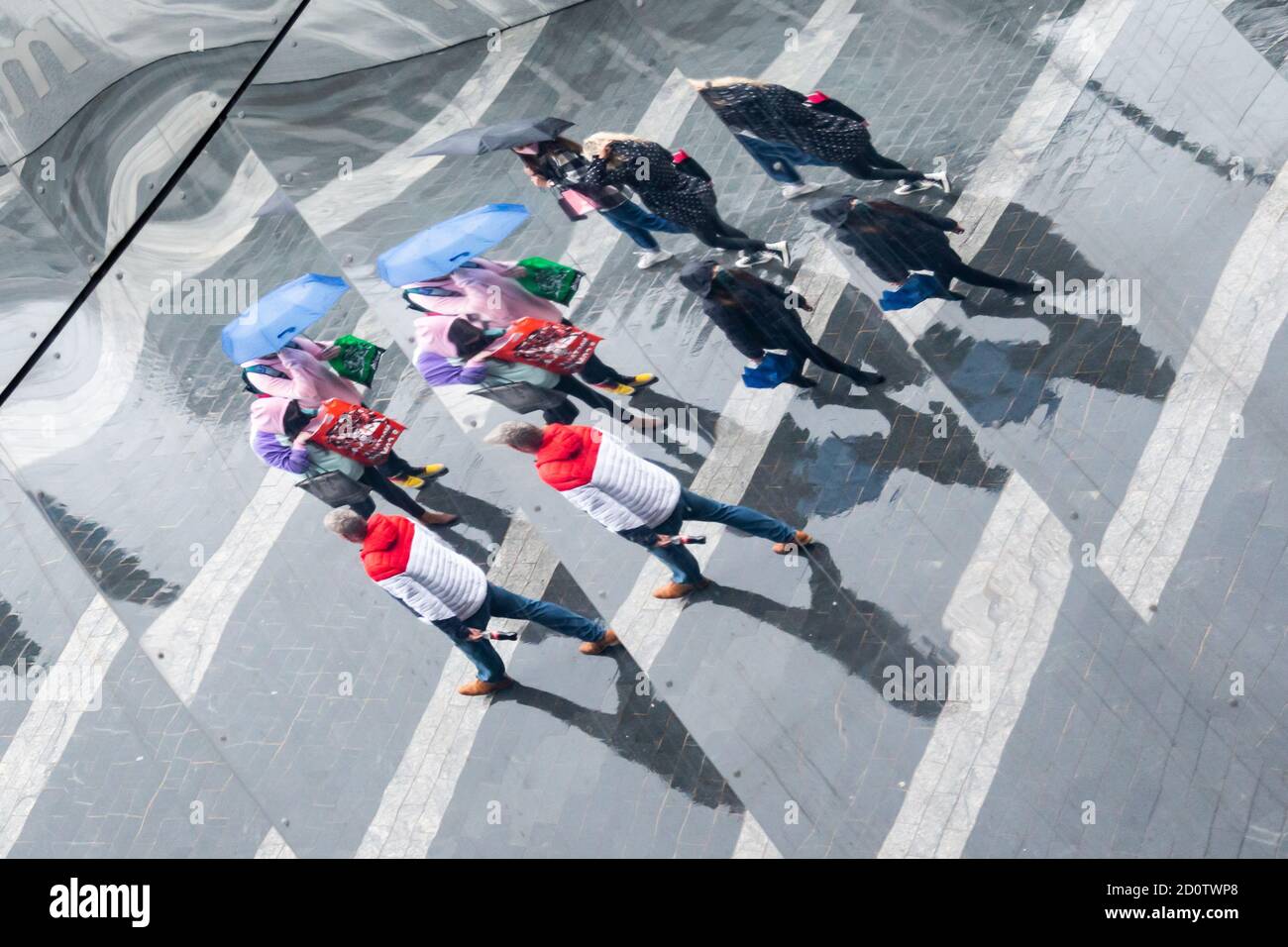Birmingham, Royaume-Uni. 3 octobre 2020. Les clients se retrouvent dans l'entrée miroir sur le toit de la gare de New Street, Birmingham, au Royaume-Uni, lors d'une journée très humide. Crédit : Peter Lophan/Alay Live News Banque D'Images