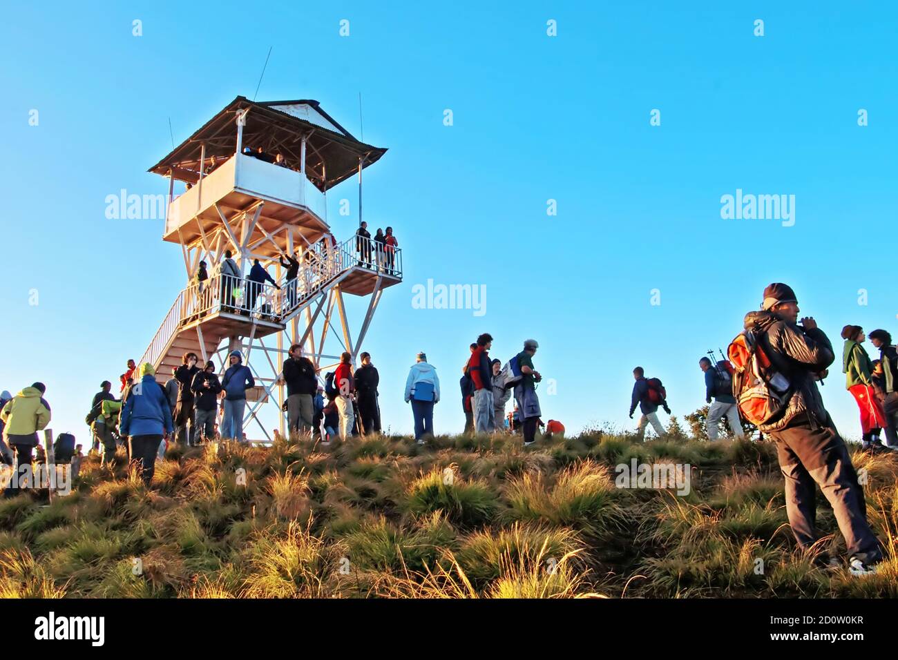 POON HILL, NÉPAL - 12 OCTOBRE 2008 : les touristes rencontrent le lever du soleil au sommet de Poon Hill dans l'Himalaya, au Népal Banque D'Images