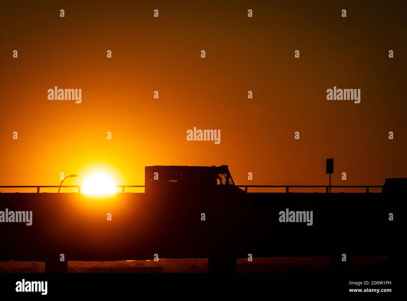 Autoroute surélevée avec soleil et coucher de soleil, Boston, États-Unis Banque D'Images