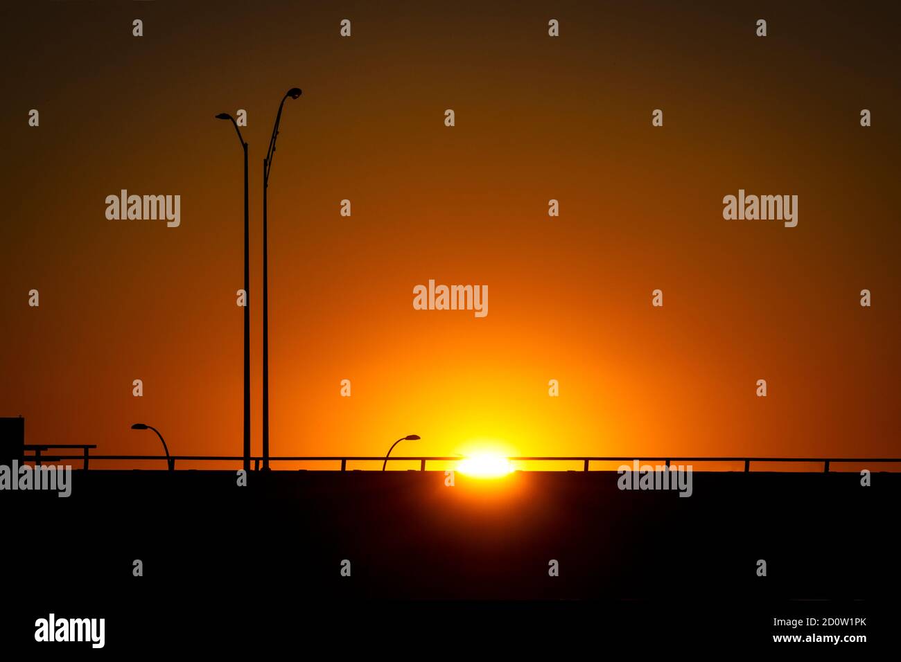Autoroute surélevée avec soleil et coucher de soleil, Boston, États-Unis Banque D'Images