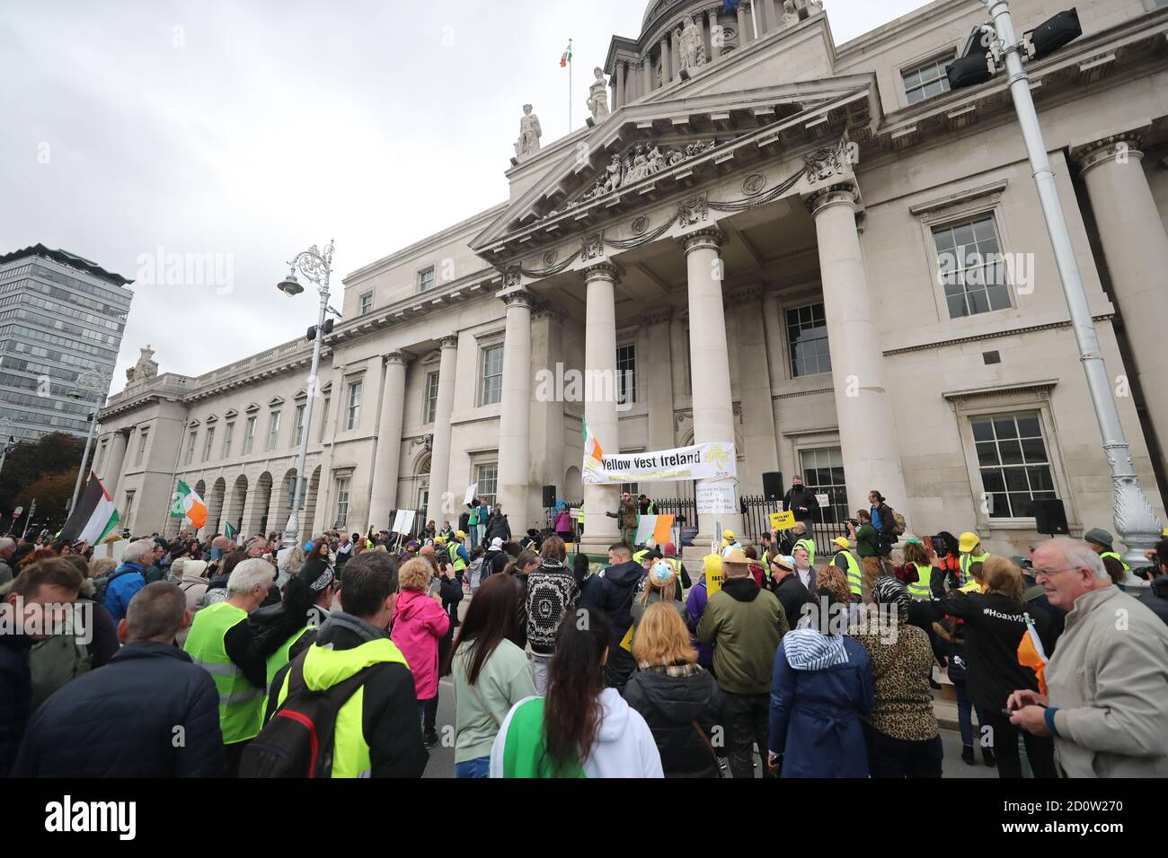Les gens assistent à une manifestation anti-masque organisée par Health Free Ireland à Custom House à Dublin. Banque D'Images