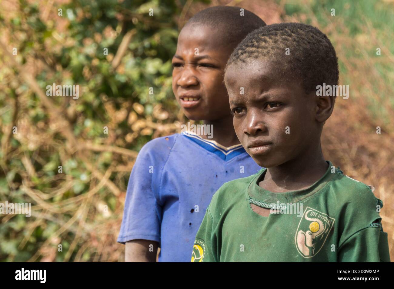 Les enfants du Niger sont curieux des étrangers. Banque D'Images